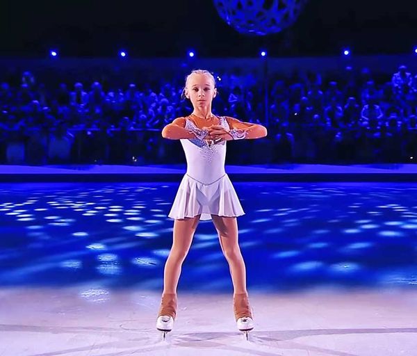 After putting on one of the most heartfelt and poignant performances you will ever witness in an ice rink, a 10-year-old figure skater went viral. She puts on a faultless performance that is deserving of winning any competition while wearing a white dress and looking like an angel.