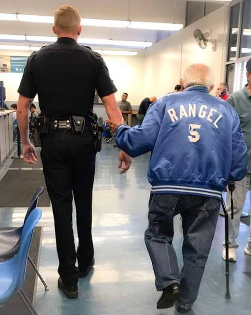 The policeman took measures related to the old man who was kicked out of Bank of America