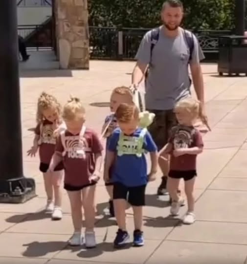 Dad gets massively shamed for putting leashes on his 5-year-old quintuplets