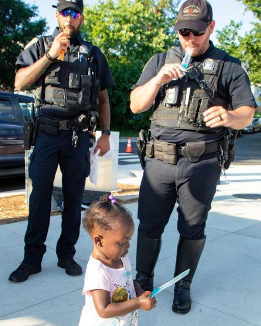 She carried her freezer pop straight up to the cops and gave them a note from her mother