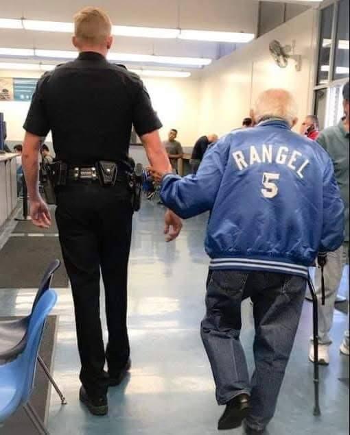 The 92-year-old man entered the bank but was immediately kicked out. When he entered the second time employees called the police. What the policeman did as soon as he realized what was happening amazed the entire world. Unique case for the police: